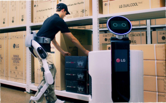 LG-CLOi-SuitBot-and-LG-Shopping-Cart-Robot