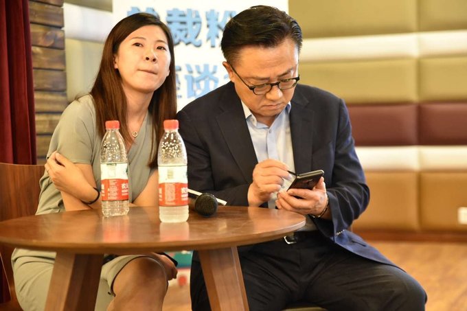 Samsungs-CEO-has-been-spotted-using-the-Galaxy-Note-9-in-public