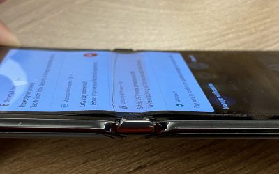 Дисплеят на Motorola RAZR също се отлепва на сгъвката