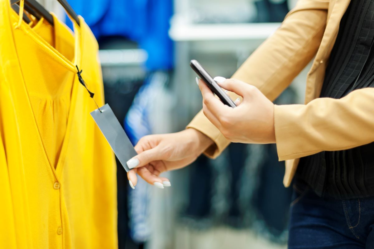 woman-scanning-qr-code-shopping-mall